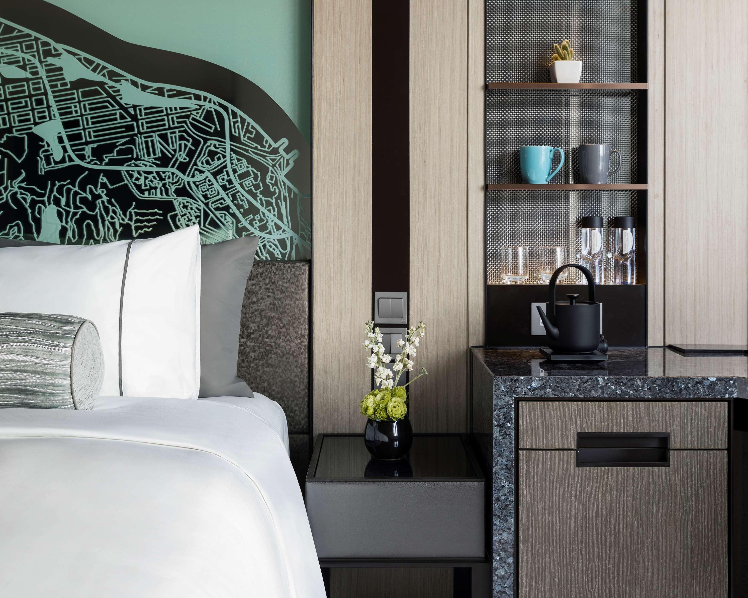 Hyatt Centric Victoria Harbour 4*
