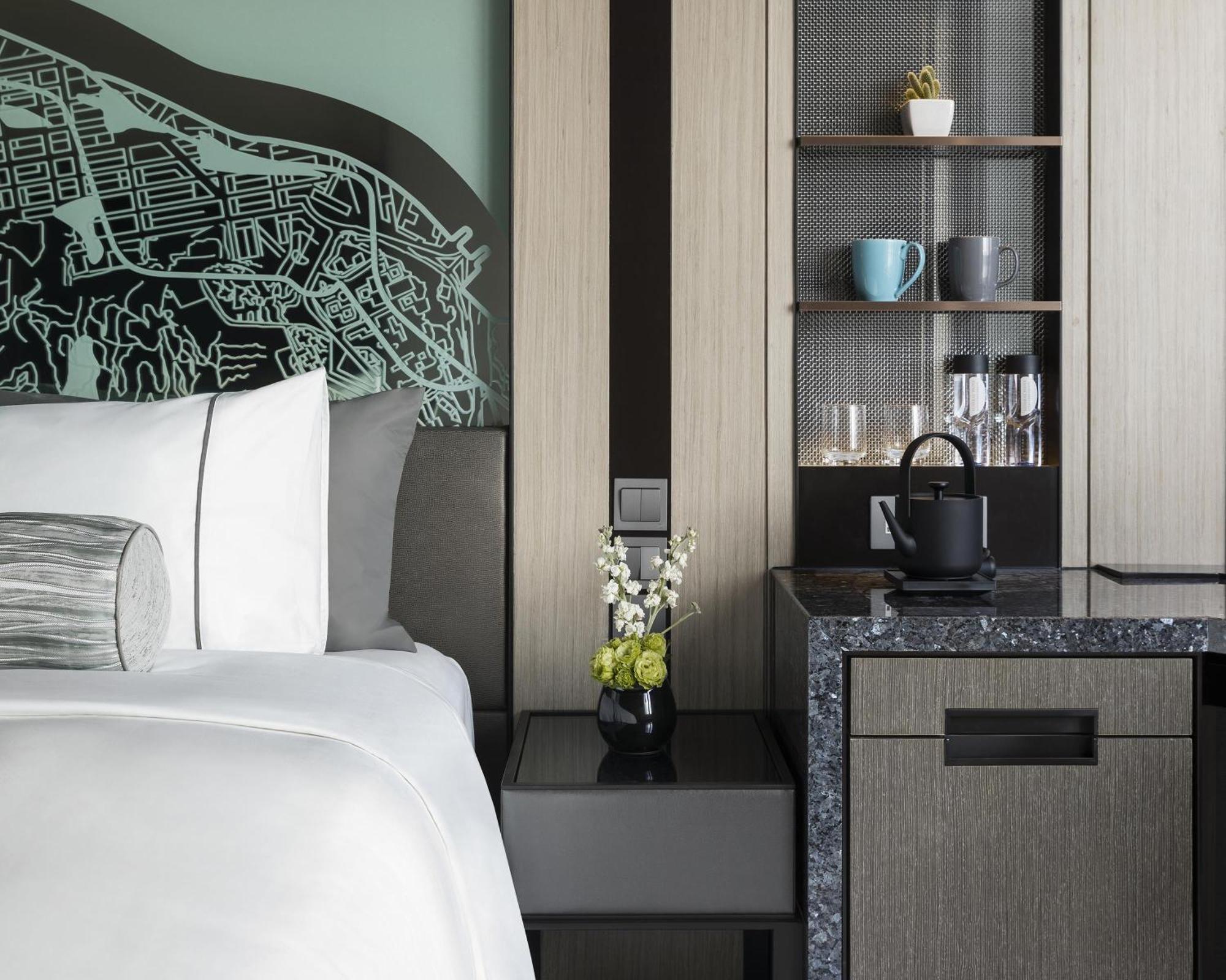 Hotel Hyatt Centric Victoria Harbour 4*